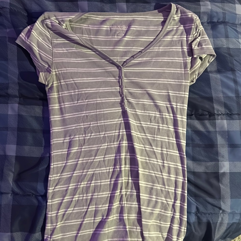 Vintage old navy grey and white striped v neck t-shirt.